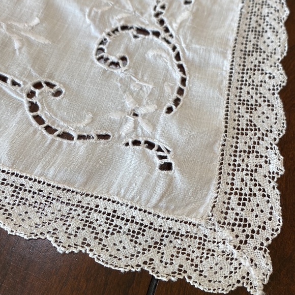 Elegant Vintage White Lace Table Embroidered Runner! - Picture 2 of 3
